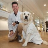 Links Apotheker Dennis Nigge, Inhaber der Barbara-Apotheke in Kamen-Heeren, rechts Golden-Retriever-Hündin Paula
