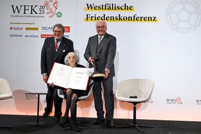 Reinhard Zinkann (l), Vorsitzender der Wirtschaftlichen Gesellschaft für Westfalen und Lippe, und Bundespräsident Frank-Walter Steinmeier (r), zeichen bei der Westfälischen Friedenskonferenz die 103 Jahre alte Holocaust-Überlebende Margot Friedländer mit dem erstmals vergebenen «Sonderpreis des Internationalen Preises des Westfälischen Friedens» aus.