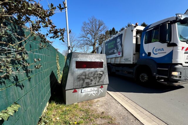 Ein Blitzer-Anhänger des Kreises Unna steht an der Mühlenstraße in Kamen.