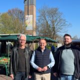 Marktmeister Jürgen und Jonah Suer mit Selms Bürgermeister Thomas Orlowski