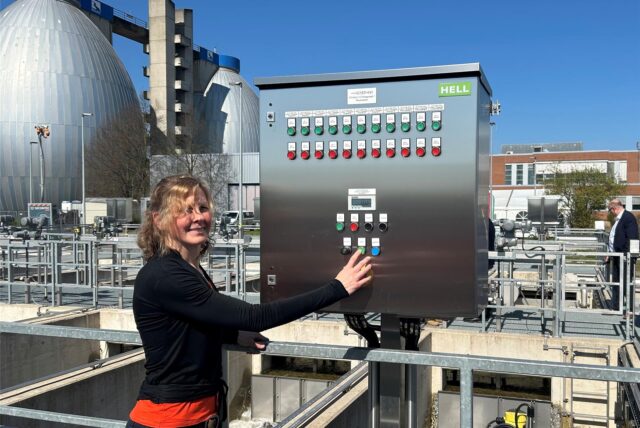 Projektleiterin Birgit Querdel nahm die neue Filteranlage im Emscherklärwerk in Deusen mit einem Knopfdruck in Betrieb.