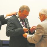 Der damalige Bürgermeister von Unna Werner Kolter im Jahr 2009 mit dem damaligen Altersvorsitzenden des Rates „Nino“ Matich (r.).