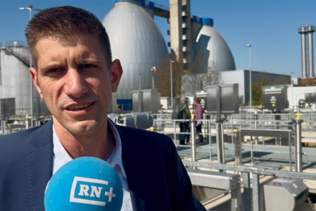 Betriebsleiter Dr. Heinz Hiegemann erklärt die Reinigungstechnik des Emscher-Klarwerks in Deusen.