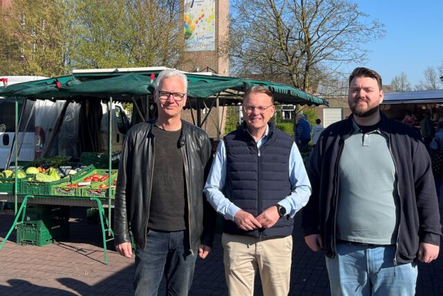 Marktmeister Jürgen und Jonah Suer mit Selms Bürgermeister Thomas Orlowski