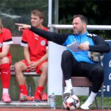 Sascha Samulewicz dirigiert Fußballspieler des Hombrucher SV.