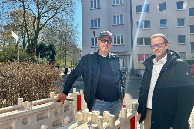 DEW21-Sprecher Ole Lünnemann und DONETZ-Projektplaner Dennis Unger an der Baustellen-Einrichtung im Kaiserviertel.