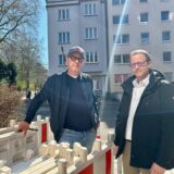 DEW21-Sprecher Ole Lünnemann und DONETZ-Projektplaner Dennis Unger an der Baustellen-Einrichtung im Kaiserviertel.