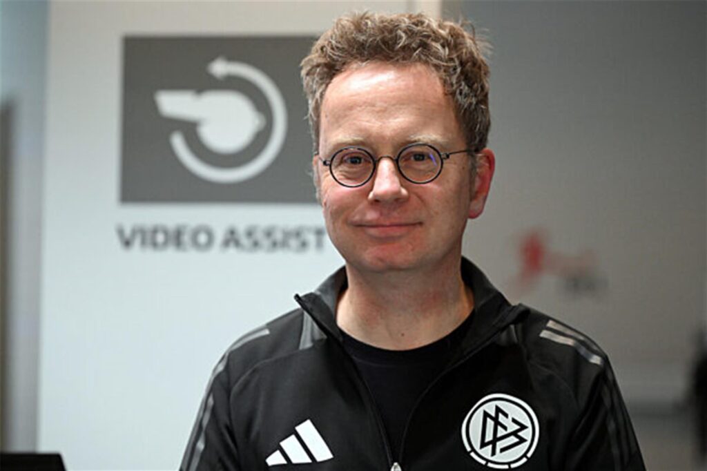 Alex Feuerherdt, Leiter Kommunikation und Medienarbeit der DFB Schiri GmbH, steht im Video-Assist-Center.