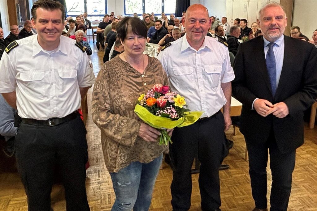 Bürgermeister Dirk Wigant (rechts) und der stellvertretende Amtsleiter Feuerschutz und Rettungswesen, Christian Luppa (links) mit Christiane und Olaf Weischenberg. Bürgermeister Dirk Wigant (rechts) und der stellvertretende Amtsleiter Feuerschutz und Rettungswesen, Christian Luppa (links) mit Christiane und Olaf Weischenberg.