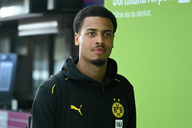 Felix Nmecha schaut zur Seite.