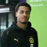 Felix Nmecha schaut zur Seite.