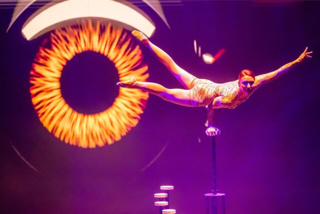 Die Flic Flac X-Mas-Show in Dortmund begeisterte bereits im vergangenen Jahr das Publikum mit einem einzigartigen Mix aus Trapezkunst, Jonglage, Turnakrobatik und atemberaubenden Motorrad-Stunts.