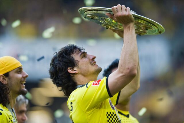 Mats Hummels präsentiert die Meisterschale.