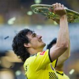 Mats Hummels präsentiert die Meisterschale.