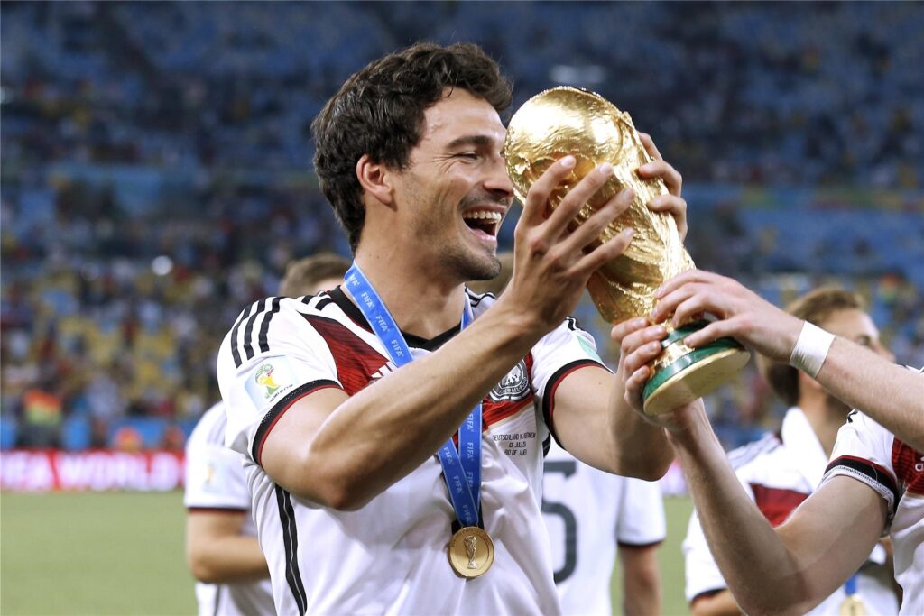 Mats Hummels präsentiert den WM-Pokal Mats Hummels präsentiert den WM-Pokal