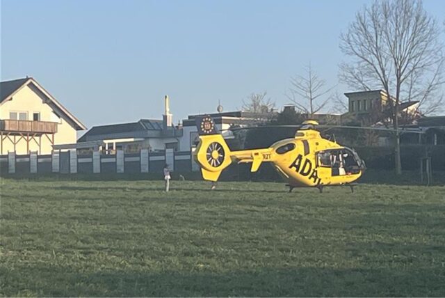 Ein Rettungshubschrauber steht auf einem Feld in Oberaden.