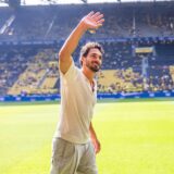 Mats Hummels winkt ins Publikum.
