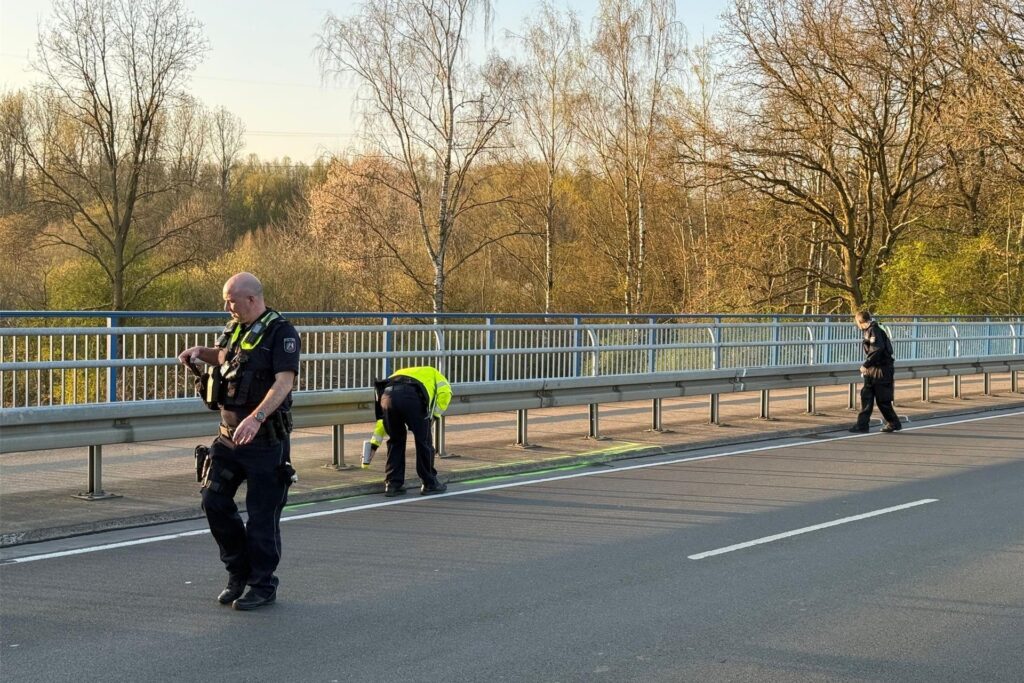 Spezialisten der Polizei sichern die Spuren an der Unfallstelle der B58. Spezialisten der Polizei sichern die Spuren an der Unfallstelle der B58.