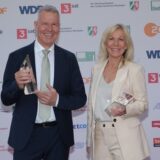 Die Ex-RTL-Nachrichten-Moderatoren Peter Kloeppel (l.) und Ulrike von der Groeben mit Grimme-Preisen.