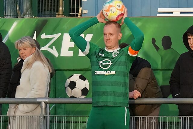 Amateurfußballspieler Dennis Idczak im Trikot des SG Massen bei einem Einwurf