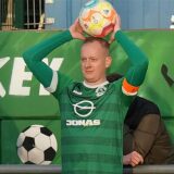 Amateurfußballspieler Dennis Idczak im Trikot des SG Massen bei einem Einwurf