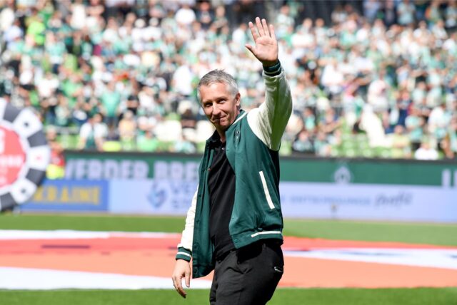 Fußball: Bundesliga, SV Werder Bremen – VfL Bochum, 34. Spieltag, wohninvest Weserstadion. Frank Baumann, Geschäftsführer Fußball beim SV Werder Bremen, verabschiedet sich bei den Fans. WICHTIGER HINWEIS: Gemäß den Vorgaben der DFL Deutsche Fußball Liga bzw. des DFB Deutscher Fußball-Bund ist es untersagt, in dem Stadion und/oder vom Spiel angefertigte Fotoaufnahmen in Form von Sequenzbildern und/oder videoähnlichen Fotostrecken zu verwerten bzw. verwerten zu lassen. +++ dpa-Bildfunk +++
