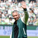 Fußball: Bundesliga, SV Werder Bremen – VfL Bochum, 34. Spieltag, wohninvest Weserstadion. Frank Baumann, Geschäftsführer Fußball beim SV Werder Bremen, verabschiedet sich bei den Fans. WICHTIGER HINWEIS: Gemäß den Vorgaben der DFL Deutsche Fußball Liga bzw. des DFB Deutscher Fußball-Bund ist es untersagt, in dem Stadion und/oder vom Spiel angefertigte Fotoaufnahmen in Form von Sequenzbildern und/oder videoähnlichen Fotostrecken zu verwerten bzw. verwerten zu lassen. +++ dpa-Bildfunk +++