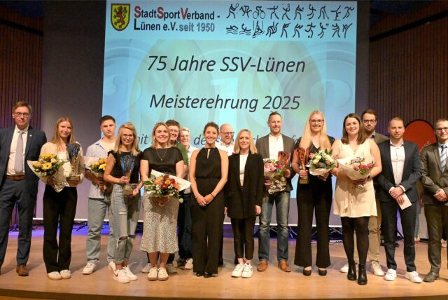 Personen stehen auf der Bühne und halten Blumensträuße und Trophäen in der Hand, da sie als Sportler und Mannschaften der Jahre 2023 und 2024 geehrt wurden.