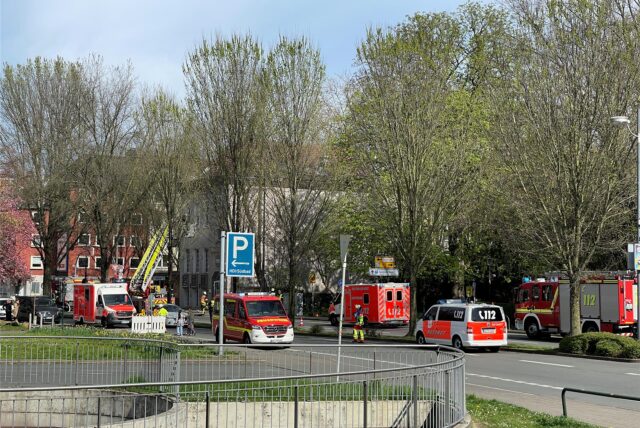 Autos von Feuerwehr und Rettungsdienst auf der Saarlandstraße
