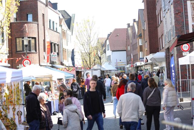 Menschen spazieren über den Frühlingsmarkt in der Werner Innenstadt.