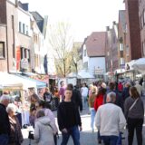 Menschen spazieren über den Frühlingsmarkt in der Werner Innenstadt.
