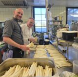 Wie kann wunderbarer deutscher Spargel schon so früh serviert werden? Günther Overkamp und Küchenchef Jan Urban holen ihn aus Raesfeld, wo Bauer Böckenhoff ihn auf einer Art Fußbodenheizung schon im März sprießen lässt. Auch im Fruchtkörbchen in Wellinghofen kann man ihn kaufen.