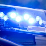 Den Beamten gelang es schließlich, den Lastwagen zu stoppen und dessen Fahrer festzunehmen.