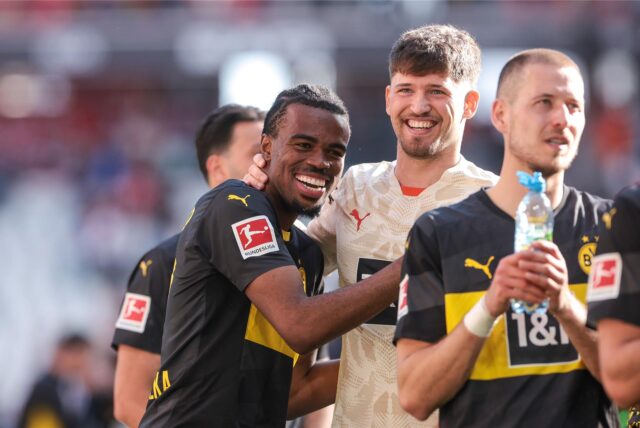 Gregor Kobel fasst Carney Chukwuemeka in den Nacken.