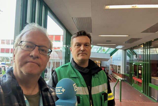 Reporter Oliver Volmerich und Feuerwehrsprecher Matthias Kleinhans