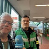 Reporter Oliver Volmerich und Feuerwehrsprecher Matthias Kleinhans