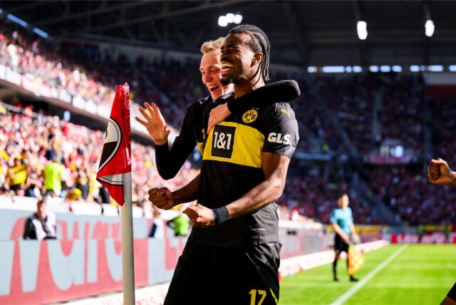 Carney Chukwuemeka bejubelt an der Eckfahne sein Tor und wird von Maximilian Beier umarmt.