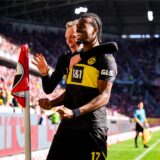 Carney Chukwuemeka bejubelt an der Eckfahne sein Tor und wird von Maximilian Beier umarmt.