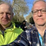 Reporter Oliver Volmerich (rechts) berichtet live von einem der Blindgänger-Verdachtspunkte in Dortmund und spricht mit dem städtischen Einsatzleiter Mario Niedzialkowski.