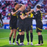 Jamie Gittens jubelt mit seinen Teamkollegen.
