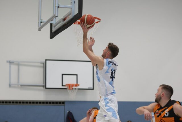 Janne Bromisch beim Korbleger