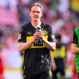 Julian Brandt schaut Richtung Fanblock.