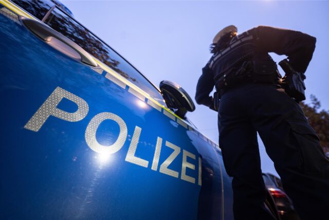 Die Polizei kontrolliert ein Auto.