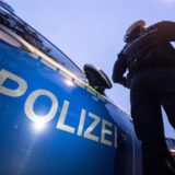 Die Polizei kontrolliert ein Auto.