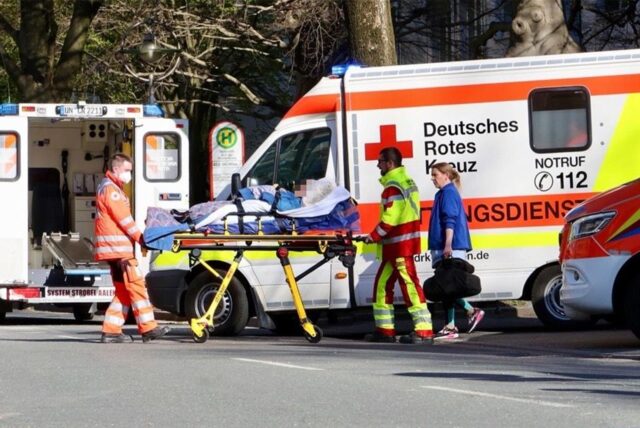 Mitarbeiter des Rettungsdienstes verlegen eine Seniorin im Rahmen der Groß-Evakuierung in Dortmund.