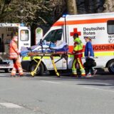 Mitarbeiter des Rettungsdienstes verlegen eine Seniorin im Rahmen der Groß-Evakuierung in Dortmund.