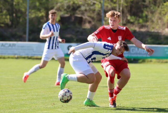 Dario Biancardi tunnelt seinen Gegenspieler.