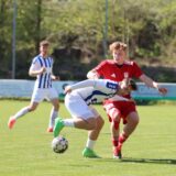 Dario Biancardi tunnelt seinen Gegenspieler.