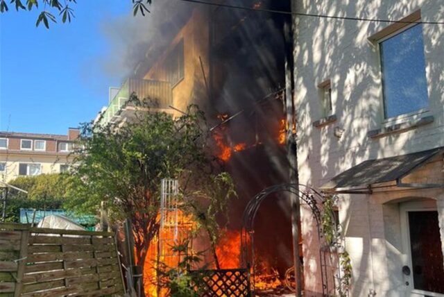 Flammen schlagen aus einem Mehrfamilienhaus.