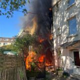 Flammen schlagen aus einem Mehrfamilienhaus.